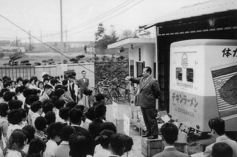 2002.11 陸上競技部、東日本実業団駅伝で初優勝 | トピック | NISSIN